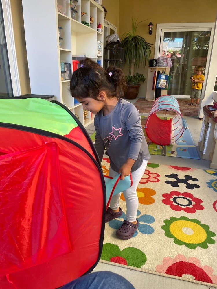 Niño entrando a la casita de juego en nuestro rincón de lectura