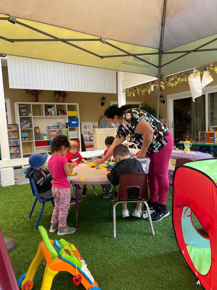 Patio techado donde los niños juegan y aprenden