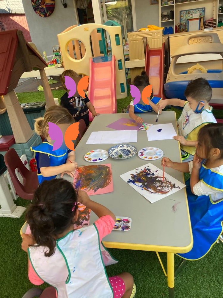 Niños trabajando juntos en una actividad en la mesa