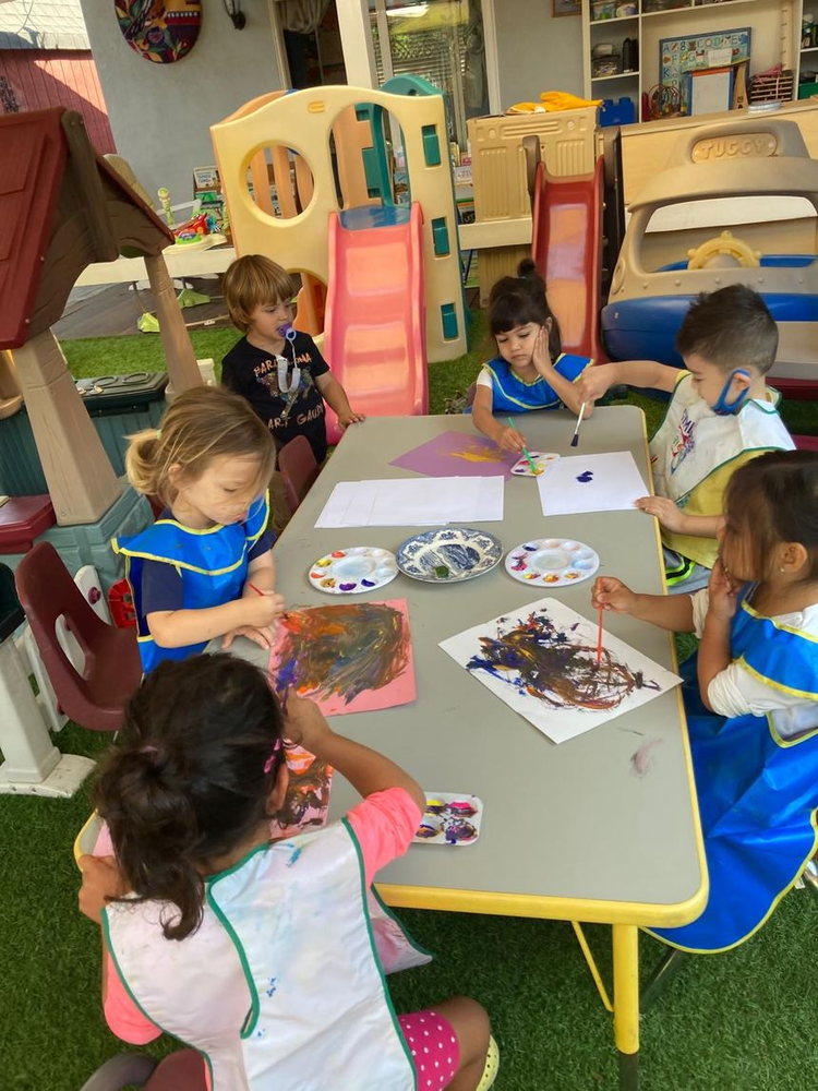 Niños trabajando juntos en una actividad en la mesa